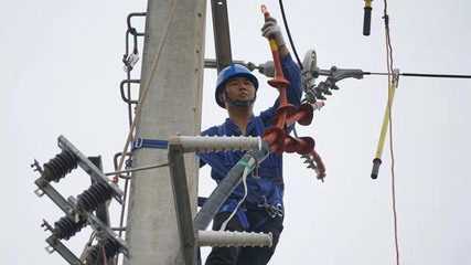 学党史办实事，电力公司主动上门安装电力设备，护航新校区开学季